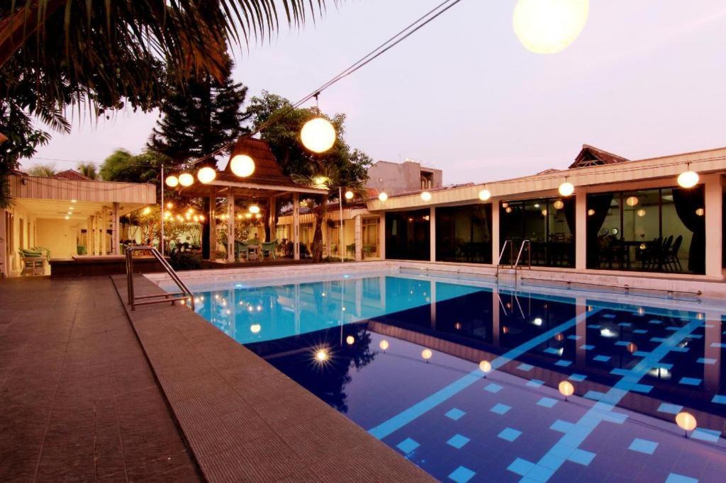 โฮเต็ล แกรนด์ โรเซลา ยอกยาการ์ตา Hotel ภายนอก รูปภาพ